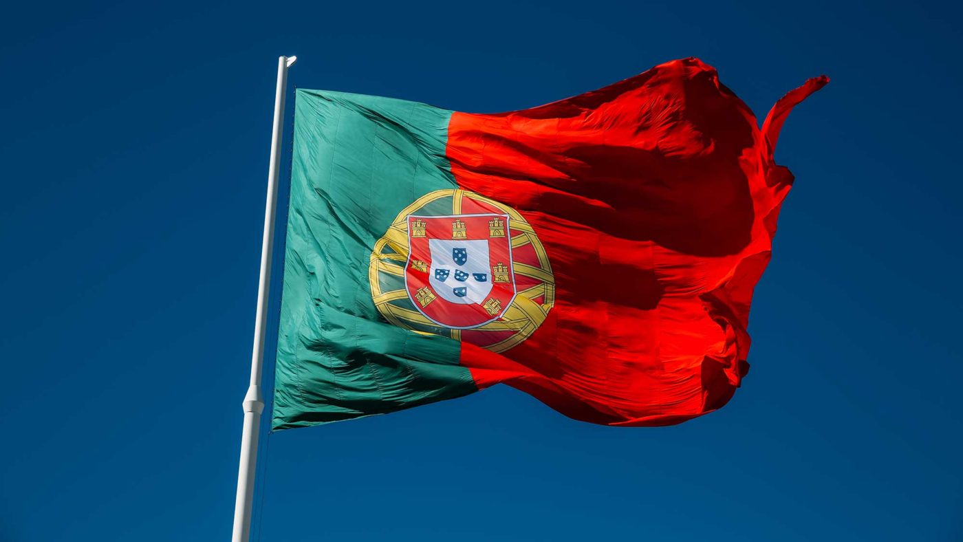 Você está visualizando atualmente Alterada a Lei da Nacionalidade, fica mais simples requerer a nacionalidade para neto de portugueses (não terá mais exigência de vínculos), filhos de estrangeiros nascidos em Portugal e cônjuge.